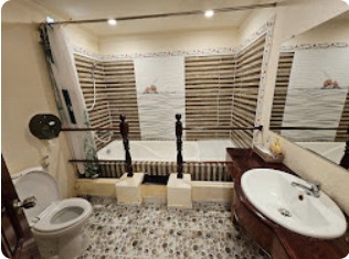 Phòng tắm có bồn và lavabo
