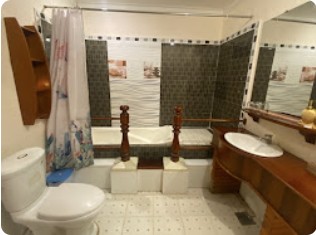 Phòng tắm rộng với lavabo gỗ