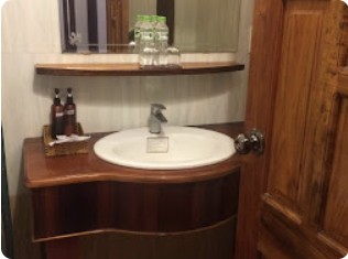 Lavabo gỗ trong phòng tắm