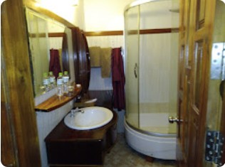 Phòng tắm có cabin tắm kính