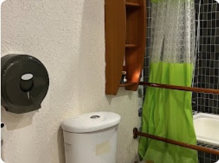 Góc toilet và rèm phòng tắm