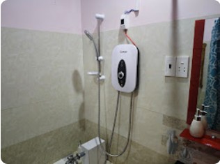 Vòi sen nóng lạnh trong phòng tắm