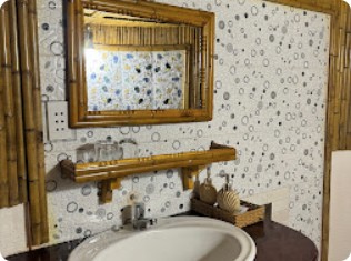 Lavabo với gương viền tre